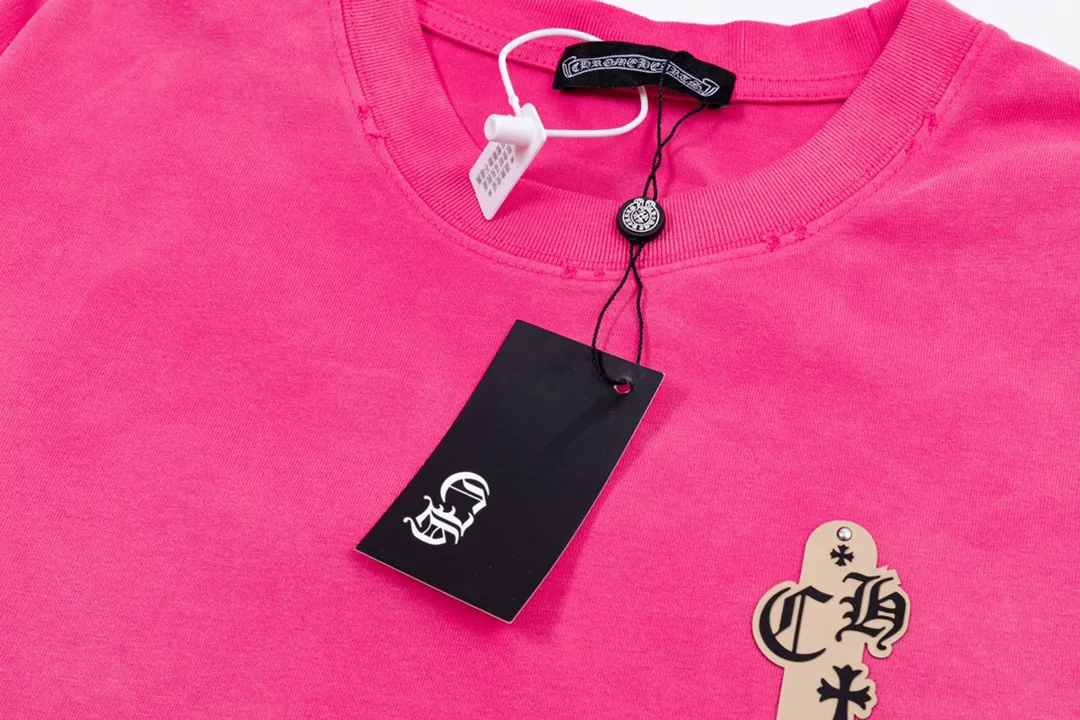 P220 CHROME HEARTS LoGo is fashionable and elegant, with dropped shoulders. The fabric is made of 26s double-yarn combed cotton compact spinning yarn with a weight of 280. It is matched with 1*1 Salona rib. The fabric is fermented and has a loose fit. Color: pink (washed hole craftsmanship) size: S～XXL